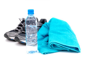 Wasserflasche, Turnschuhe, Handtuch
