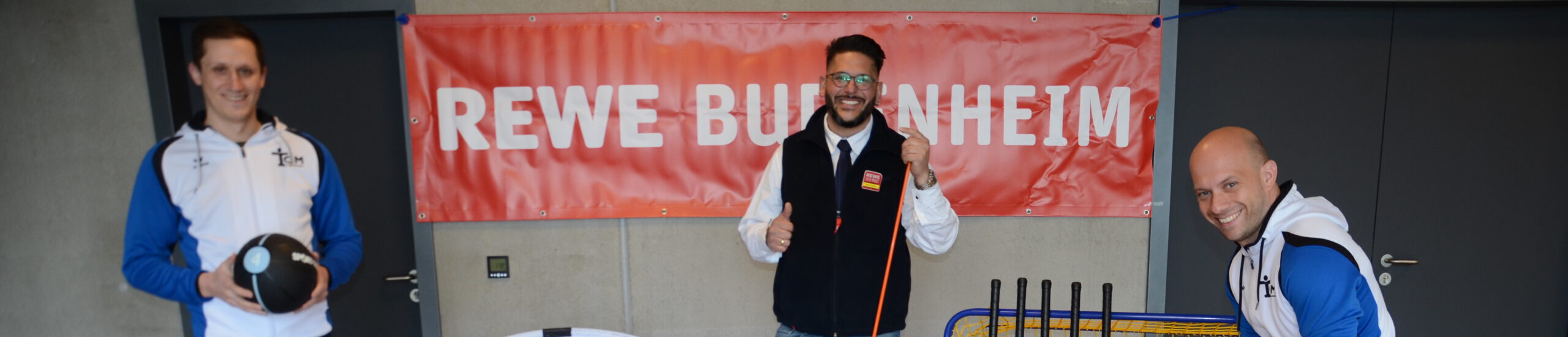 Ein Vertreter von dem Rewe aus Budenheim besucht unsere neue Sporthalle und präsentiert zusammen mit Lukas Rudershausen und Marc Schultheis die Prämien der „Scheine für Vereine“ Aktion.