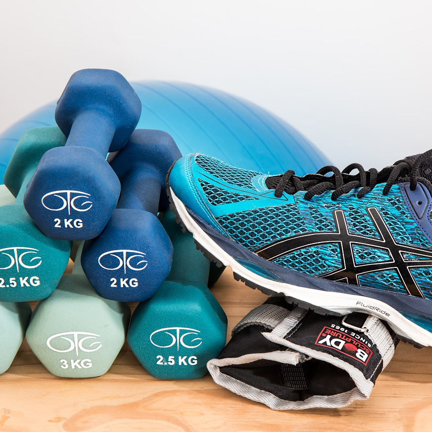 Turnschuhe mit Hanteln und Ball