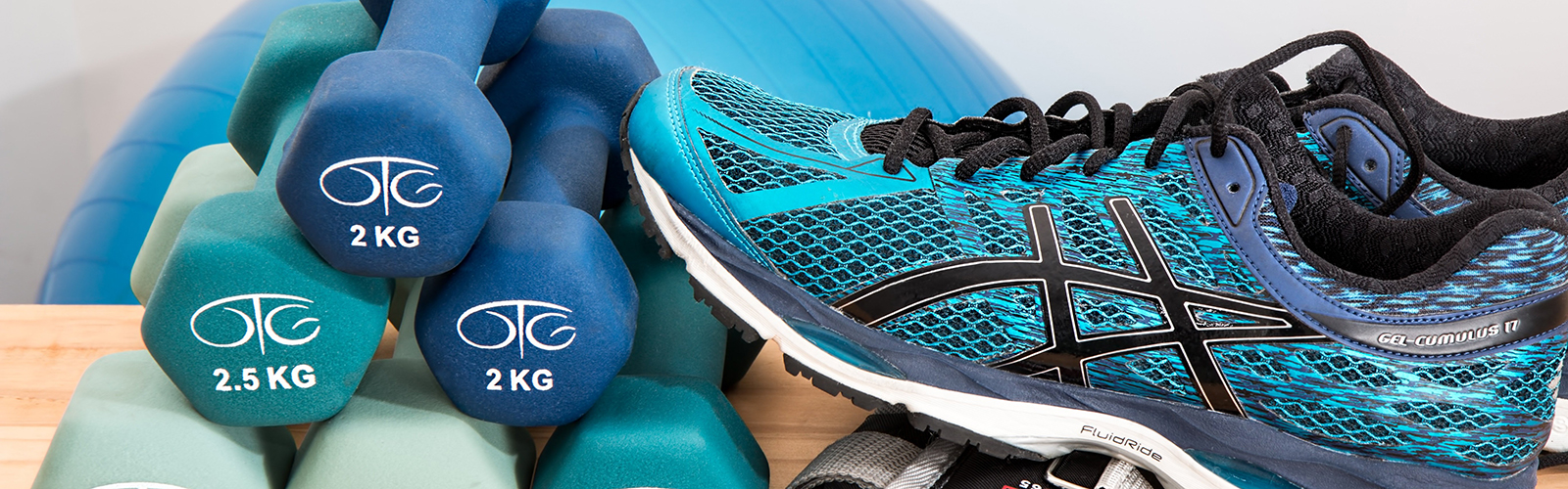 Sportschuh und Hanteln